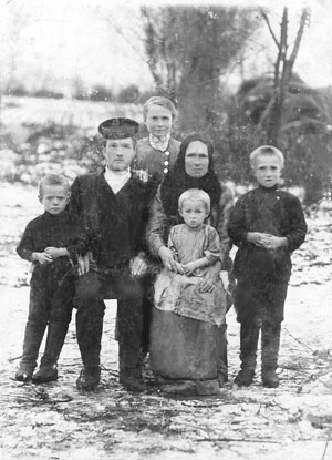 1913 год. Фото части семьи Катасоновых