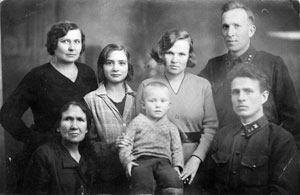 1933 год. Клавдия с сыном Ваней и родными