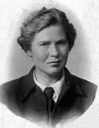 1942 год. Анне Ильиничне 24 года. Это фото она послала Клавдии Федоровне как крестной маме.