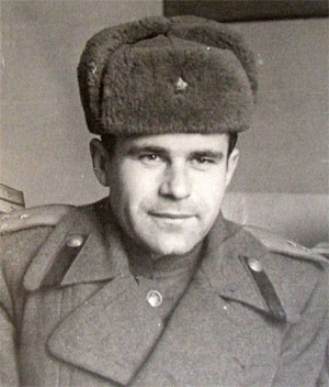 1945 год. Тихон Михайлович - старший лейтенант. Ему 28 лет