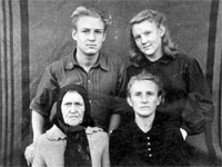 1946 год. Вячеславу 18 лет. На снимке он с сестрой, мамой и бабушкой