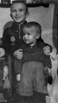 1948 год. Сереже 9 лет, Юлику 2 года