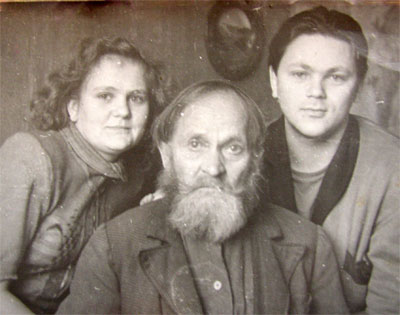 1952 год. Володар и Роза с дедушкой Смирновым