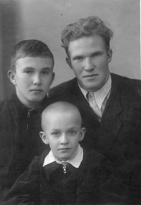 1955 год. Ивану 25, Сергею 15, Юлию 9 лет