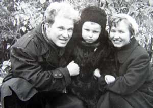 1960 год. Иван Иванович (ему 30 лет) с женой и сыном