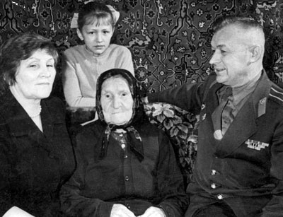 1960 год. Александра Ильинична с мамой, мужем и дочерью