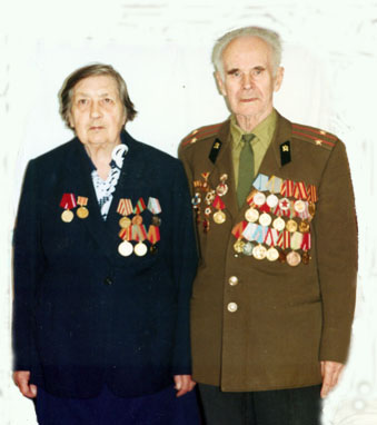 9 мая 2000 года. Тихон Михайлович и Евгения Ильинична на снимке с наградами