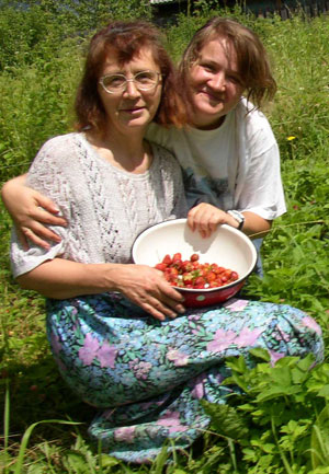 2004 год. Екатерина с мамой собирают клубнику
