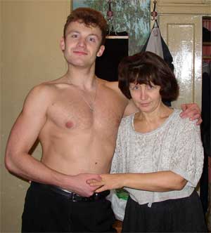 2004 год. Иван демонстрирует маме развитую мускулатуру