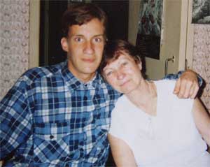 2004 год. Владимир (ему 17 лет) в гостях у бабушки Валентины Андреевны